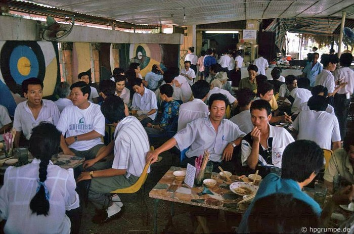Một quán cơm bình dân, Hà Nội 1993.